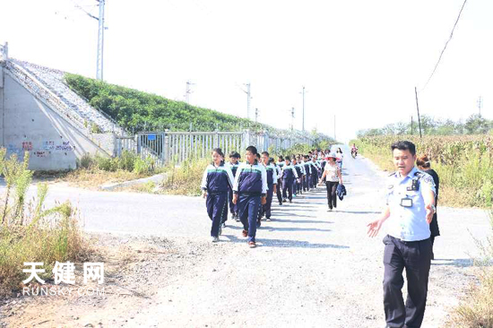 民警向?qū)W生宣傳鐵路交通安全常識